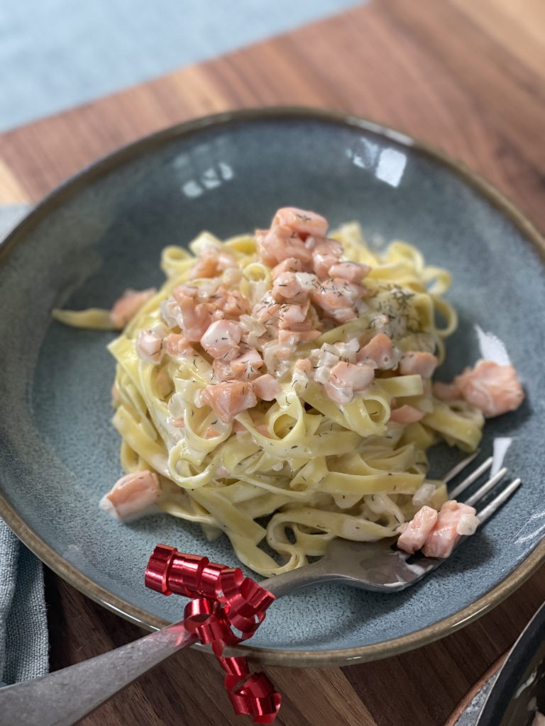 Fettuccine Panna, Salmone e Aneto