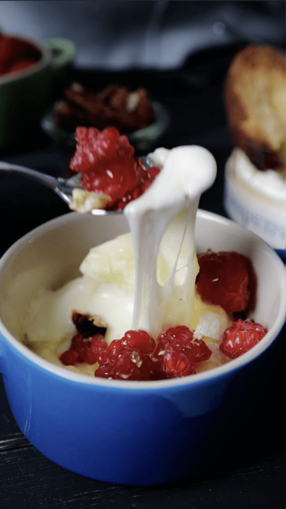 Camembert al forno con miele, lamponi e noci pecan
