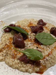 Risotto al Ginepro e Fiori con Crudo di Cervo e gel di radici Amare