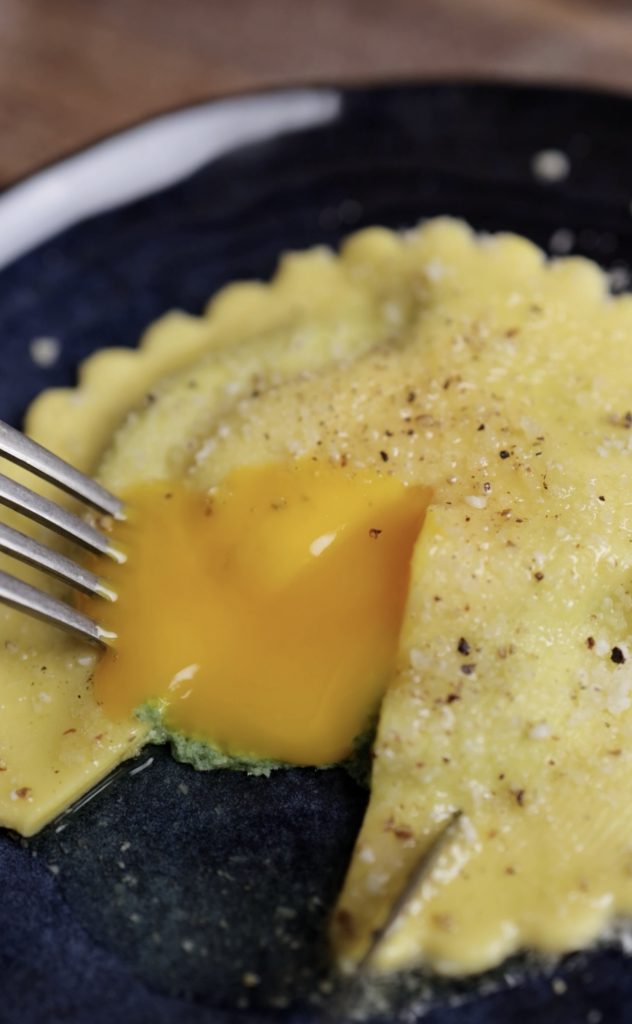 Raviolo all'uovo con tuorlo fondente