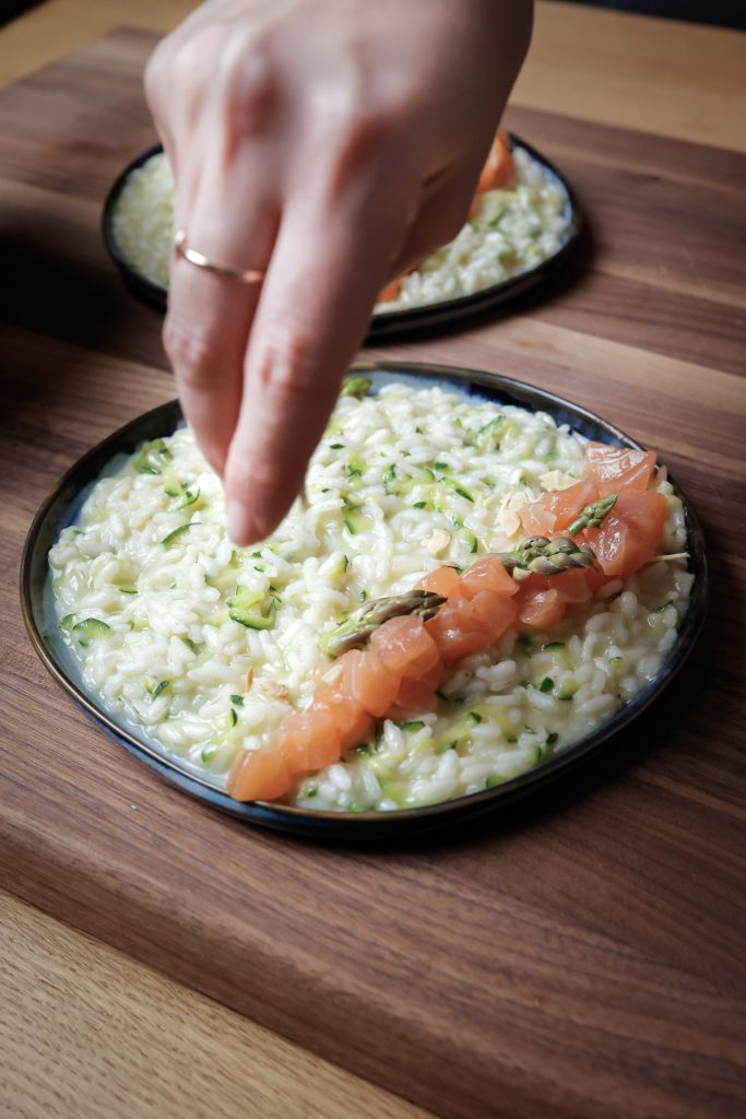 Risotto zucchine e salmone marinato al limone