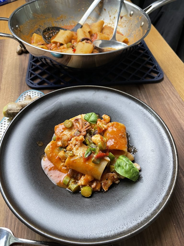 Paccheri con sugo di moscardini, gamberi, asparagi e zenzero