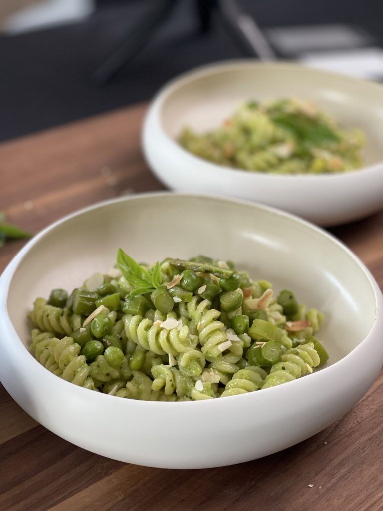 Pasta al Pesto di Asparagi e Piselli e mandorle tostate