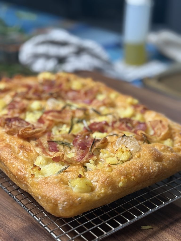 FOCACCIA PANCETTA PATATE E ROSMARINO